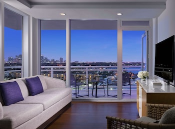 1 King Suite, Corner Marina View with Balcony