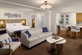 1 King Suite, Pool View with Private Lanai
