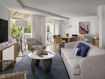1 King Suite, Intracoastal View with Balcony