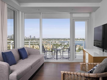1 King Suite, Corner Marina View with Balcony