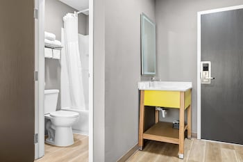 Room, 1 Queen Bed, Mobility Accessible, Non Smoking (Bathtub w/ Grab Bars)