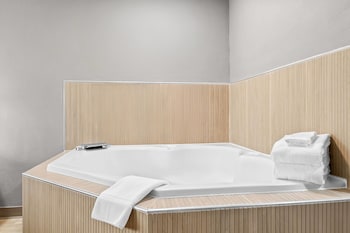 Deluxe Room, 1 Queen Bed, Non Smoking