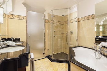 Classic Room, 1 Queen Bed, Balcony, Garden View (Balcony)