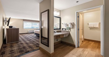 Standard Room, 1 Queen Bed, Non Smoking, Refrigerator & Microwave