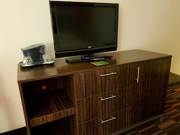 Suite, 2 Queen Beds, Accessible Bathtub (Communications)