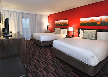 Suite, 2 Queen Beds, Accessible Bathtub (Communications)