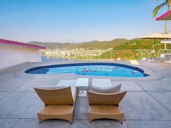 Casita with shared pool king size bed