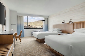 Room, 2 Queen Beds, Valley View