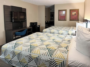 Deluxe Room, 2 Queen Beds, Non Smoking, Refrigerator & Microwave