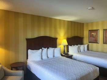 Deluxe Room, 2 Queen Beds, Non Smoking, Refrigerator & Microwave