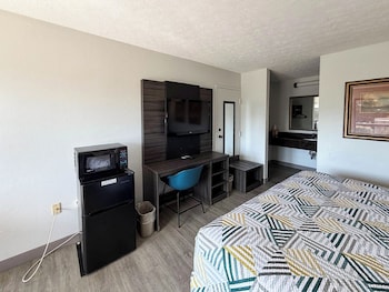 Deluxe Room, 1 King Bed, Smoking, Refrigerator & Microwave