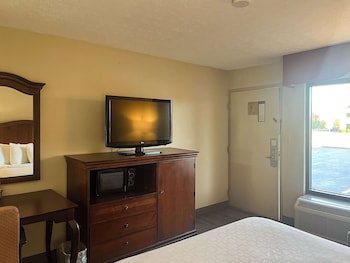 Deluxe Room, 1 Queen Bed, Smoking, Refrigerator & Microwave