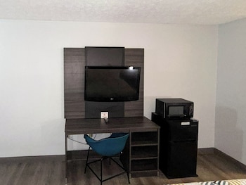 Deluxe Room, 1 King Bed, Smoking, Refrigerator & Microwave
