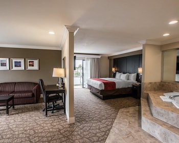 Deluxe Suite, 1 King Bed with Sofabed, Jetted Tub, Non Smoking