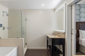 Suite, 1 King Bed with Sofa bed, Marina View
