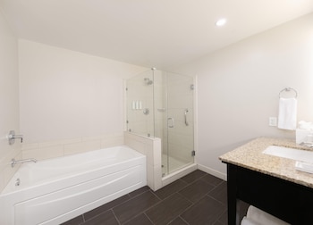 Suite, 1 King Bed with Sofa bed, Marina View