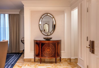 Suite, 1 King Bed (Abraham Lincoln)