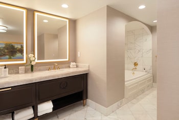 Suite, 1 King Bed (George Washington)