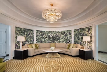 Suite, 1 King Bed (Oval, Washington Monument View)