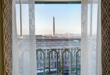 Suite, 2 Queen Beds (Oval, Washington Monument View)