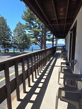 Room, 2 Queen Beds, Non Smoking, Lake View (Hot Tub)