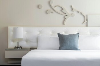 Deluxe Room, 1 King Bed (Mobility/Hearing Accessible, Tub)