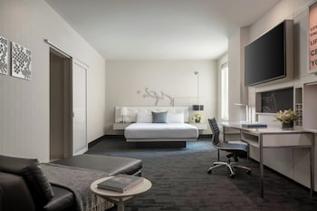 Deluxe Room, 1 King Bed (Mobility/Hearing Accessible, Tub)