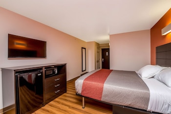 Deluxe Room, 1 King Bed, Non Smoking, Refrigerator & Microwave