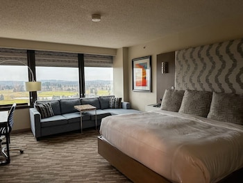 Deluxe Room, 1 King Bed, Golf View, Tower (Tower Deluxe King Bed)