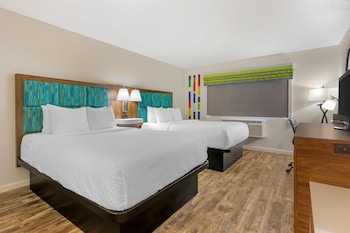 Standard Room, 2 Queen Beds, Refrigerator & Microwave, Poolside