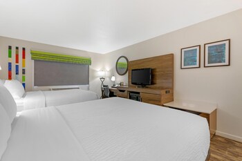 Standard Room, 2 Queen Beds, Refrigerator & Microwave, Poolside