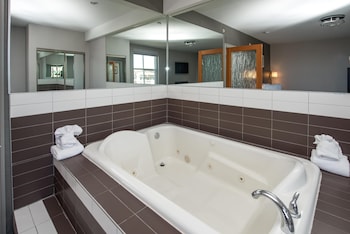 Premium Suite, 1 King Bed, Jetted Tub (Coast Premium King Jetted Tub & Wet Bar)