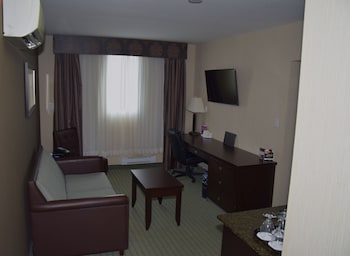 Premium Suite, 1 King Bed (Coast Premium King Junior Suite)