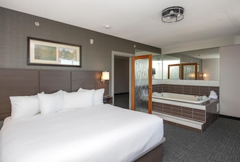 Premium Suite, 1 King Bed, Jetted Tub (Coast Premium King Jetted Tub & Wet Bar)
