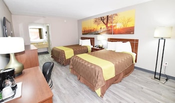 Room, 2 Double Beds, Pool View, Courtyard Area (NonSmoking)