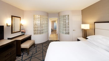 Suite, 1 King Bed with Sofa bed, Jetted Tub