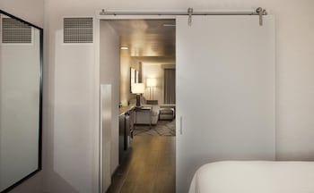 Suite, 1 King Bed, Accessible, Microwave (Mobility and Hearing)