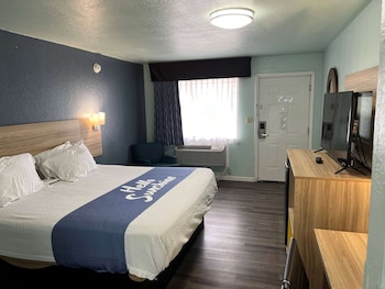 Room, 1 King Bed, Smoking