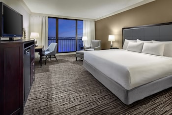 Room, 1 King Bed (Club Access w/ comp non-alcoholic bev)