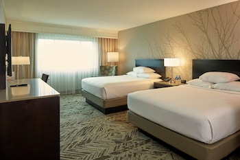 Room, 2 Queen Beds, Accessible (Roll-in Shower)