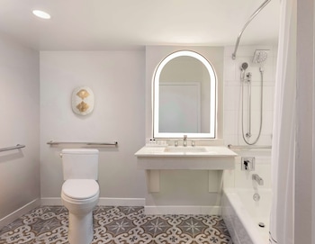 Room, 1 King Bed, Accessible, Bathtub (Mobility & Hearing)