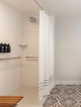 Room, 2 Queen Beds, Accessible (Roll-In Shower)