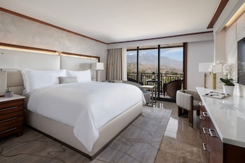 Room, 1 King Bed (Mobility/Hearing Access, Roll-In Shwr)