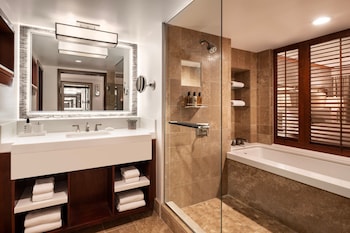 Resort King, 1 King, Club Lounge Access