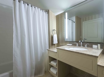 Studio, 1 King Bed with Sofa bed (Mobility/Hearing Accessible, Tub)