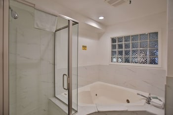 Standard Room, 1 King Bed, Non Smoking, Jetted Tub