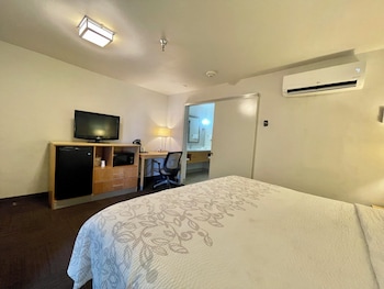 Superior Suite, 1 King Bed (Smoke Free)