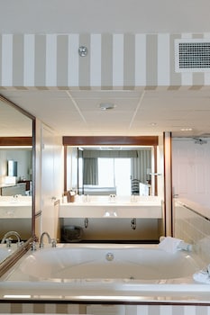 King Spa Room – 1 King & Spa Tub