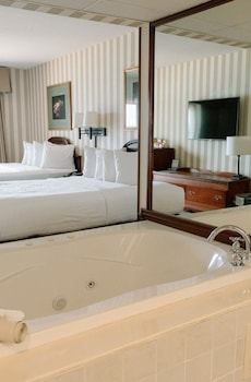 King Spa Room – 1 King & Spa Tub