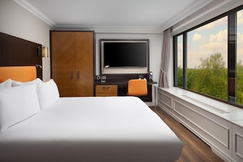 Deluxe Room, 1 King Bed, Corner